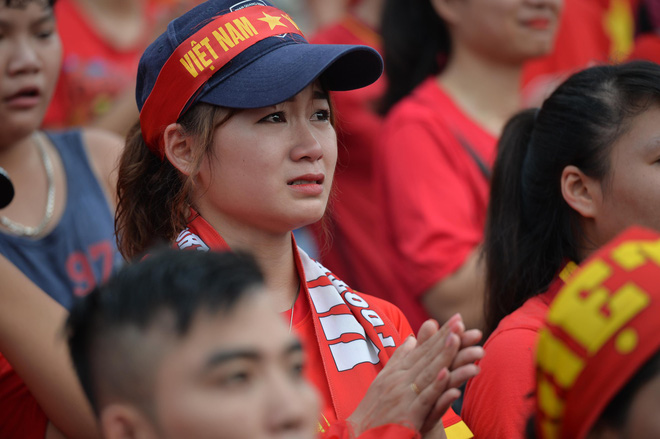 Nhiều cổ động viên nữ bật khóc khi Olympic Việt Nam hụt huy chương đồng 8