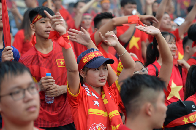 Nhiều cổ động viên nữ bật khóc khi Olympic Việt Nam hụt huy chương đồng 1