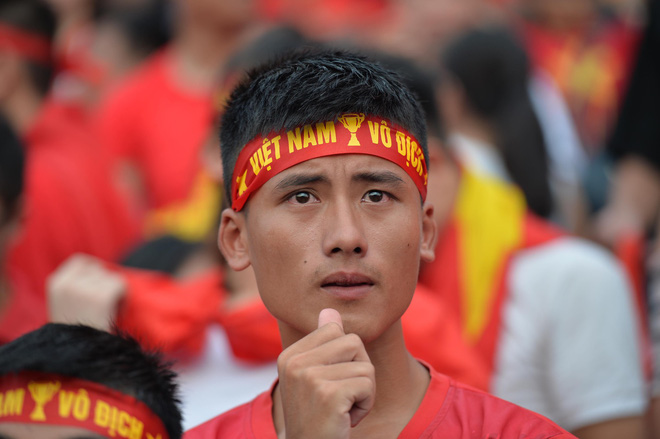 Nhiều cổ động viên nữ bật khóc khi Olympic Việt Nam hụt huy chương đồng - Ảnh 2. Nhiều cổ động viên nữ bật khóc khi Olympic Việt Nam hụt huy chương đồng 2