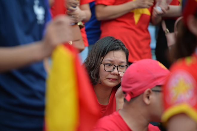 Nhiều cổ động viên nữ bật khóc khi Olympic Việt Nam hụt huy chương đồng 5