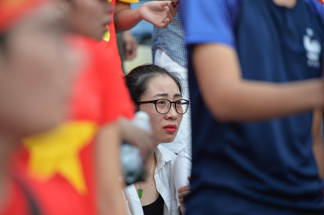 Nhiều cổ động viên nữ bật khóc khi Olympic Việt Nam hụt huy chương đồng 3