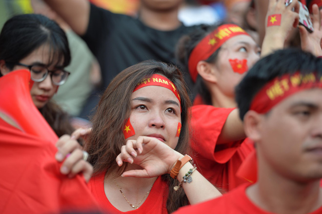Nhiều cổ động viên nữ bật khóc khi Olympic Việt Nam hụt huy chương đồng 6