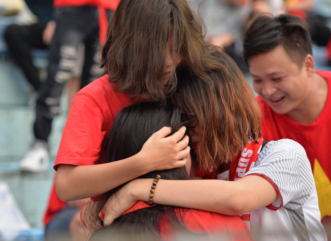 Nhiều cổ động viên nữ bật khóc khi Olympic Việt Nam hụt huy chương đồng 9