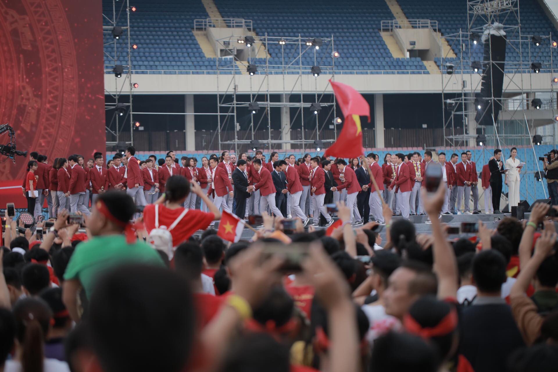 Ảnh: Các cầu thủ Olympic Việt Nam xuống sân Mỹ Đình tham dự lễ vinh danh trong sự reo hò của hàng ngàn người hâm mộ 2