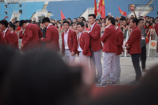 Ảnh: Các cầu thủ Olympic Việt Nam xuống sân Mỹ Đình tham dự lễ vinh danh trong sự reo hò của hàng ngàn người hâm mộ 19