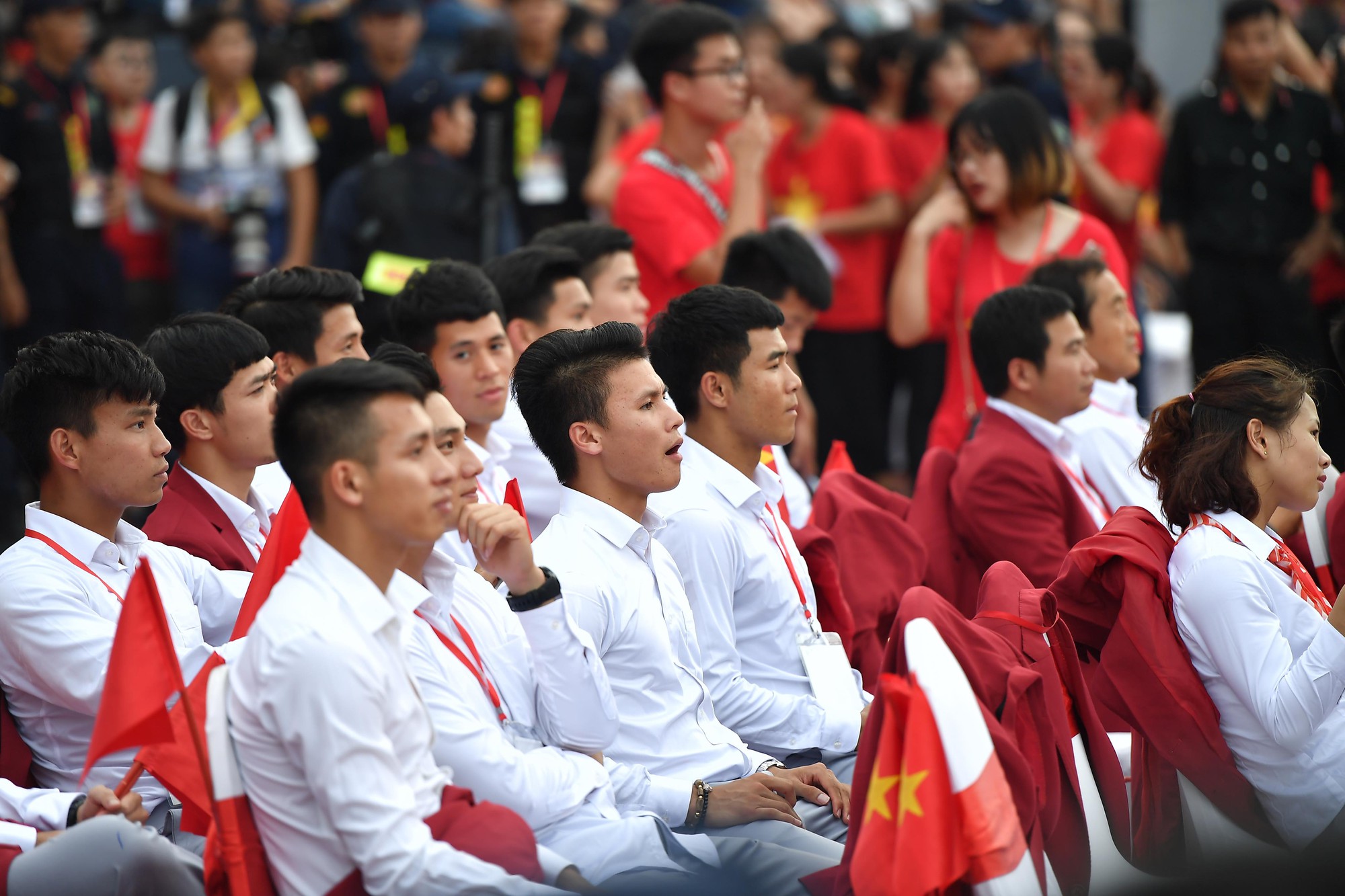 Ảnh: Các cầu thủ Olympic Việt Nam xuống sân Mỹ Đình tham dự lễ vinh danh trong sự reo hò của hàng ngàn người hâm mộ 20