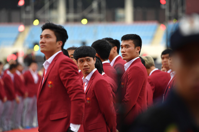 Ảnh: Các cầu thủ Olympic Việt Nam xuống sân Mỹ Đình tham dự lễ vinh danh trong sự reo hò của hàng ngàn người hâm mộ 11