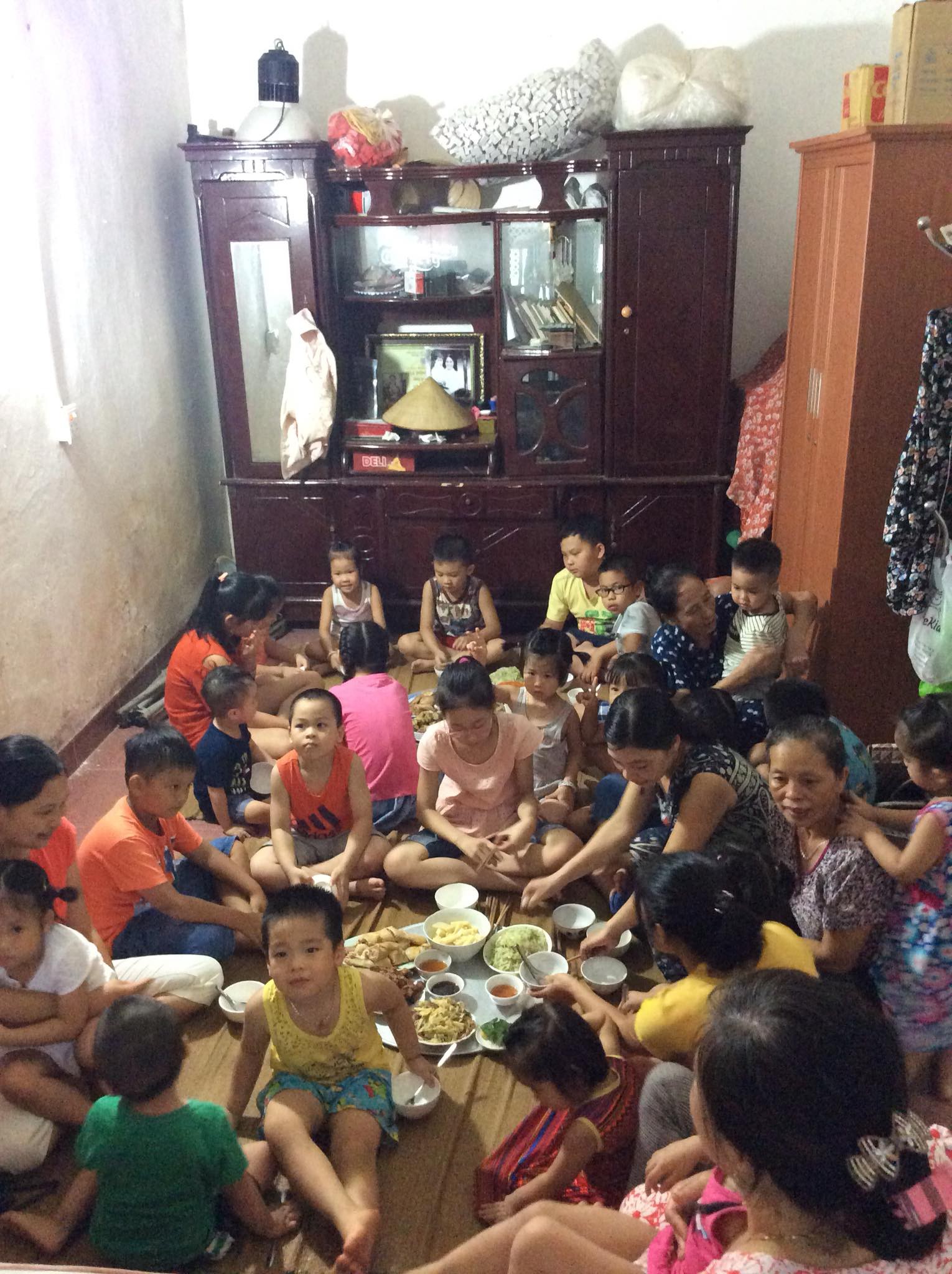 Khoe ảnh đại gia đình quây quần ăn cỗ trong ngày nghỉ lễ Quốc khánh vô cùng ý nghĩa nhưng mọi người chỉ thấy choáng váng bởi điều này - Ảnh 3. Khoe ảnh đại gia đình quây quần ăn cỗ trong ngày nghỉ lễ Quốc khánh vô cùng ý nghĩa nhưng mọi người chỉ thấy 'choáng váng' bởi điều này 3