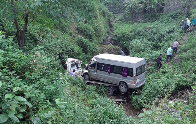 Thắp bóng đèn giải cứu 2 người tử vong kẹt trong cabin xe cứu hộ lao xuống vực - Ảnh 6. Thắp bóng đèn giải cứu 2 người tử vong kẹt trong cabin xe cứu hộ lao xuống vực 5