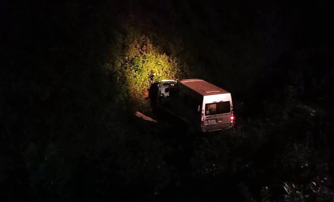 Thắp bóng đèn giải cứu 2 người tử vong kẹt trong cabin xe cứu hộ lao xuống vực 4