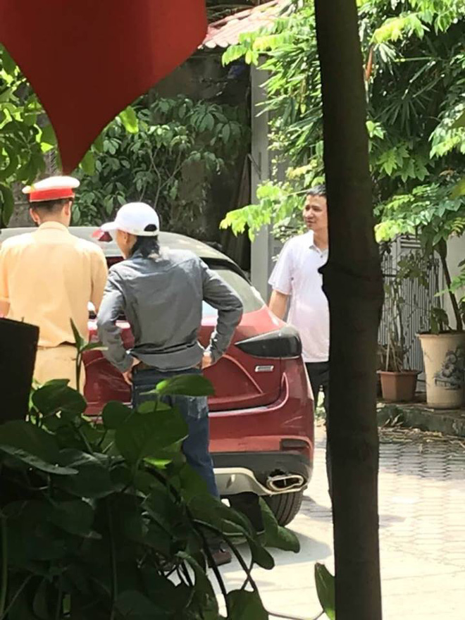 Vụ tài xế ô tô Mazda rú ga, đánh võng ngược chiều trên phố Hà Nội: Công an đến tận nhà đưa tài xế và phương tiện về trụ sở - Ảnh 2. Vụ tài xế ô tô Mazda rú ga, đánh võng ngược chiều trên phố Hà Nội: Công an đến tận nhà đưa tài xế và phương tiện về trụ sở 2