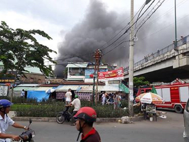 Đang cháy lớn nhiều nhà dân ở gần cầu Bình Lợi, khói đen bốc cao nghi ngút 1
