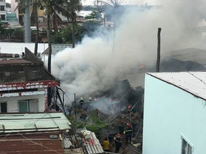 Đang cháy lớn nhiều nhà dân ở gần cầu Bình Lợi, khói đen bốc cao nghi ngút 2
