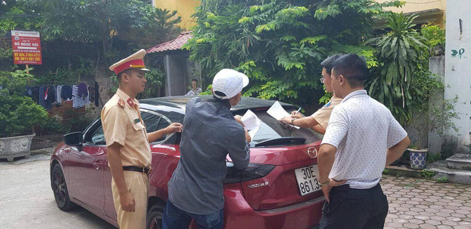 Vụ tài xế ô tô Mazda rú ga, đánh võng ngược chiều trên phố Hà Nội: Công an đến tận nhà đưa tài xế và phương tiện về trụ sở 1