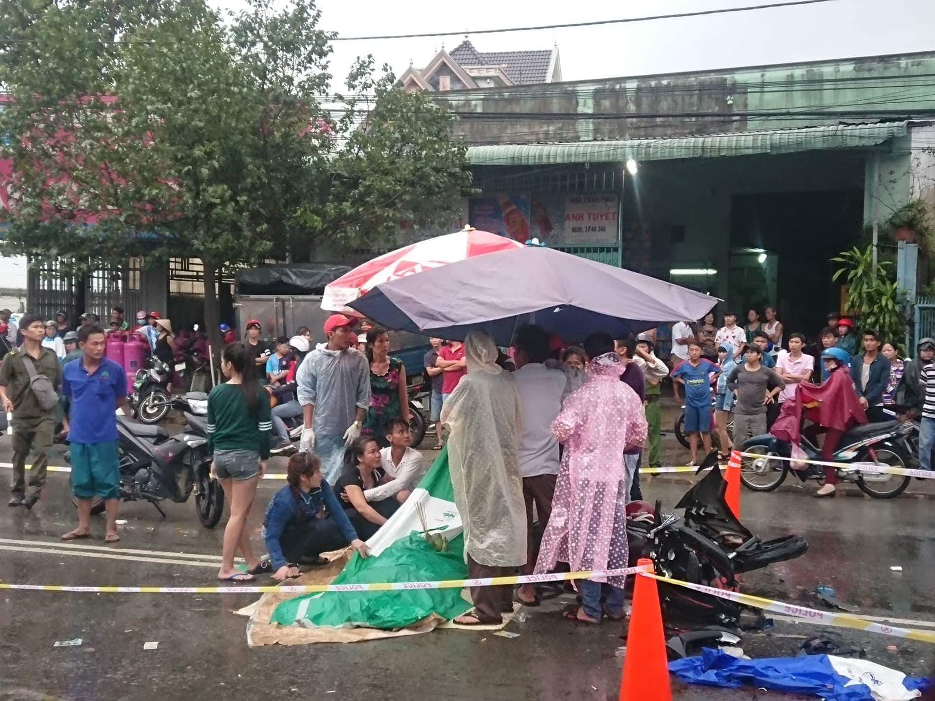 Bình Dương: Hai xe máy vỡ nát sau đối đầu, người thân ôm thi thể thanh niên 22 tuổi gào khóc trong mưa 3