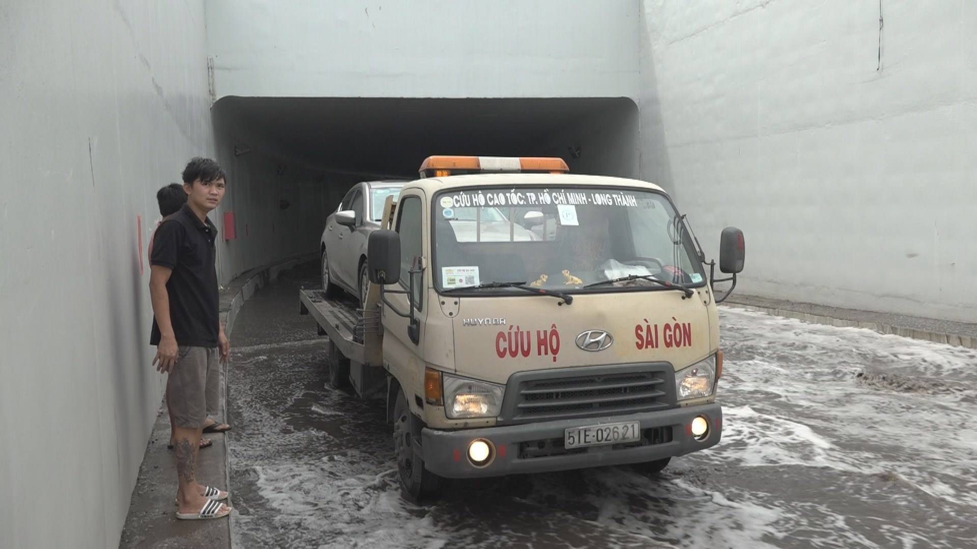 Hầm chui 200 tỷ ở Sài Gòn ngập nước, ô tô chết máy la liệt - Ảnh 1. Hầm chui 200 tỷ ở Sài Gòn ngập nước, ô tô chết máy la liệt 1