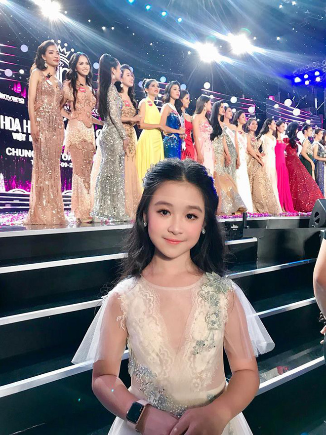 Cuộc sống sang chảnh của cô bé 10 tuổi gây sốt đêm chung kết Hoa hậu Việt Nam 3
