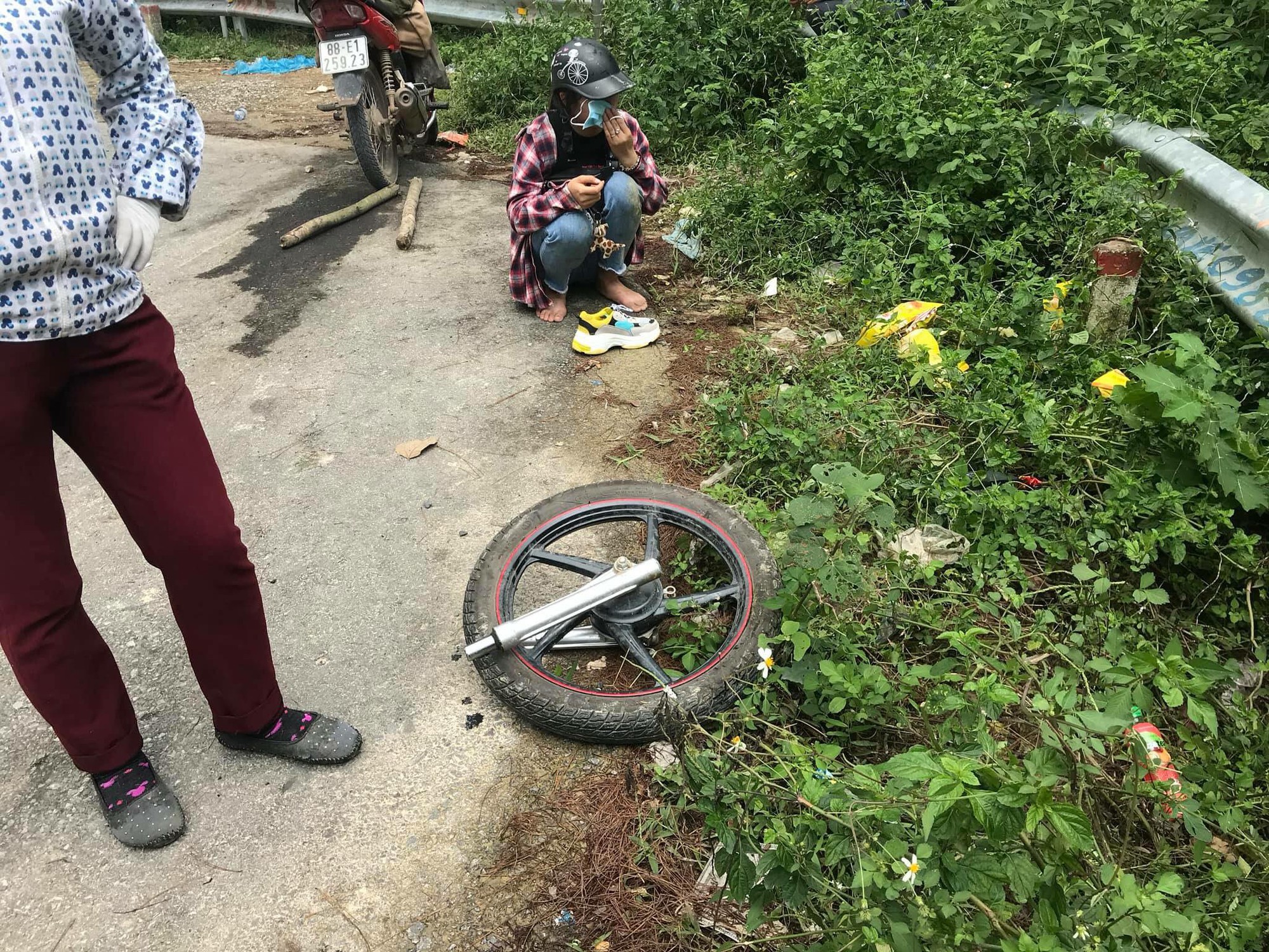 Nữ phượt thủ đổ đèo Tam Đảo rồi lao xuống vực, người không sao nhưng xe gãy làm đôi - Ảnh 1. Nữ phượt thủ đổ đèo Tam Đảo rồi lao xuống vực, người không sao nhưng xe gãy làm đôi 1