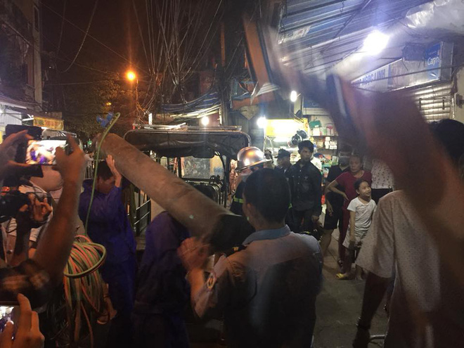 Hiện trường phát hiện nhiều phần nghi là thi thể người ở khu vực cháy nhà ông Hiệp khùng - Ảnh 4. Hiện trường phát hiện nhiều phần nghi là thi thể người ở khu vực cháy nhà ông Hiệp 'khùng' 4