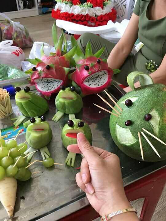 Mâm cỗ Trung thu đáng yêu xen lẫn đáng sợ với những con vật được cắt tỉa từ hoa quả khiến cộng đồng mạng bật cười - Ảnh 5. Mâm cỗ Trung thu 'đáng yêu xen lẫn đáng sợ' với những con vật được cắt tỉa từ hoa quả khiến cộng đồng mạng bật cười 8