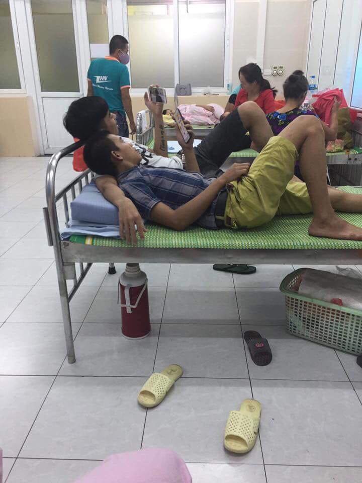 Hình ảnh 2 ông chồng thân thiết, nằm gối lên tay nhau khi đưa vợ đi đẻ: Chồng mình đi ăn trước, anh kia gọi điện Sao không đợi người ta? - Ảnh 2. Hình ảnh 2 ông chồng chẳng hề quen biết mà trở nên thân thiết, nằm gối lên tay nhau khi đưa vợ đi đẻ khiến dân mạng bật cười 2