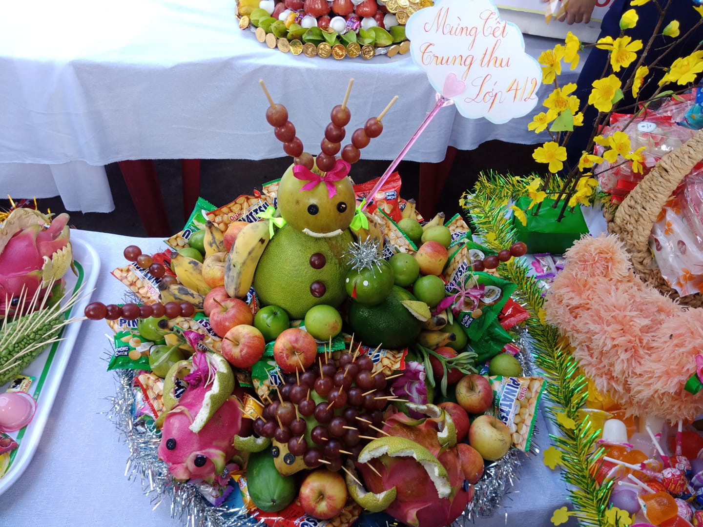 Mâm cỗ Trung thu đáng yêu xen lẫn đáng sợ với những con vật được cắt tỉa từ hoa quả khiến cộng đồng mạng bật cười - Ảnh 3. Mâm cỗ Trung thu 'đáng yêu xen lẫn đáng sợ' với những con vật được cắt tỉa từ hoa quả khiến cộng đồng mạng bật cười 6