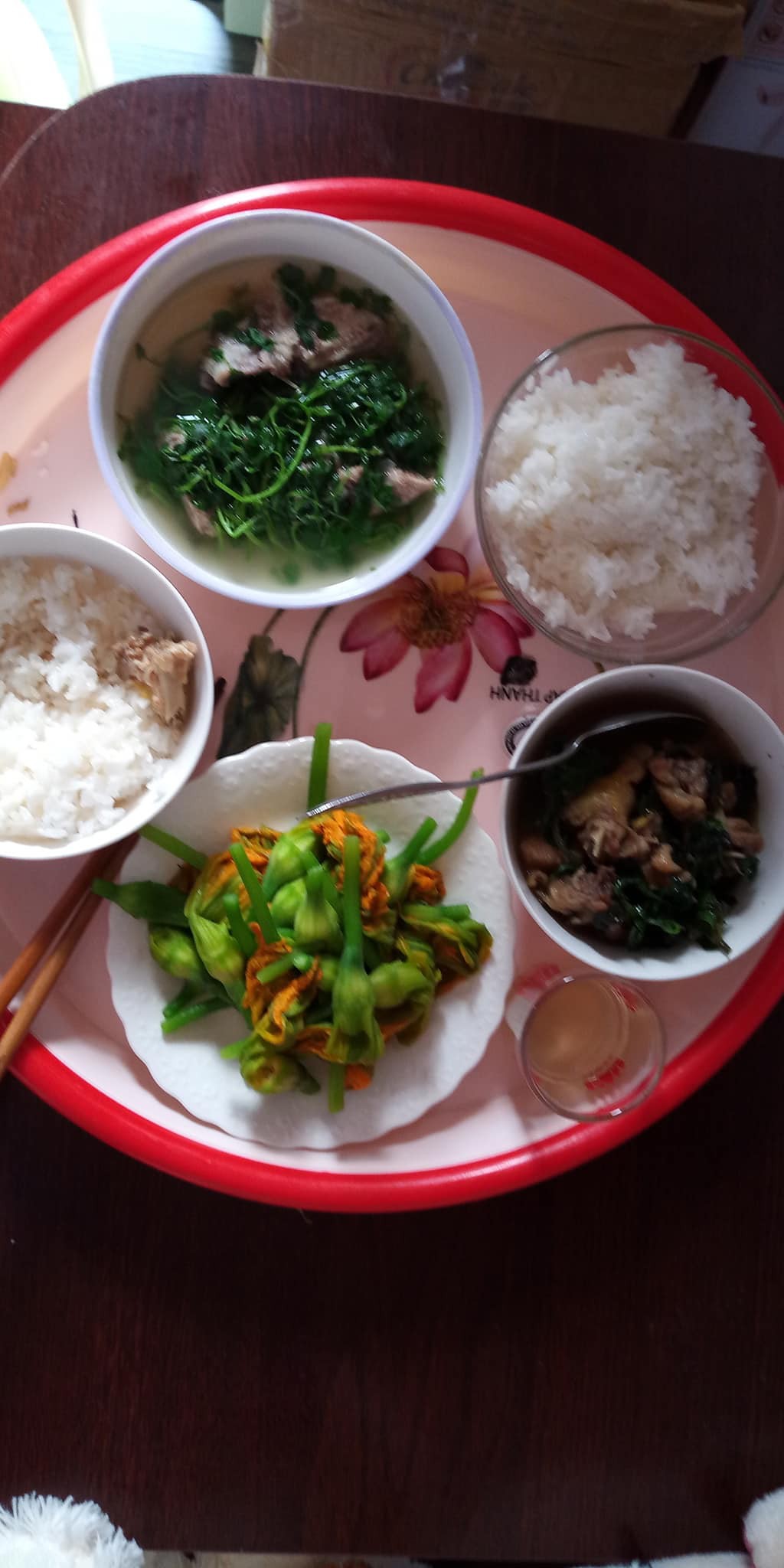 Chị chồng của năm: Nấu cơm cữ cho em dâu xong là xắn tay giặt giũ làm hết việc nhà khiến nghìn chị em ghen đỏ mắt - Ảnh 2. Chị chồng của năm: Nấu cơm cữ cho em dâu xong là xắn tay giặt giũ làm hết việc nhà khiến nghìn chị em 'ghen đỏ mắt' 2