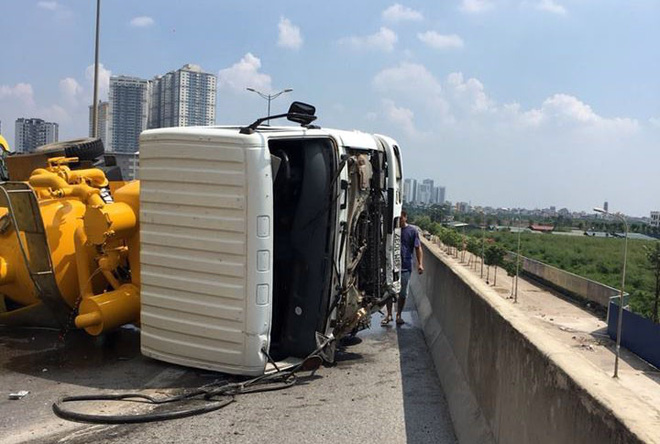 Hà Nội: Xe bồn nổ lốp lật ngang, đường vành đai 3 ùn tắc nghiêm trọng - Ảnh 3. Hà Nội: Xe bồn nổ lốp lật ngang, đường vành đai 3 ùn tắc nghiêm trọng 3