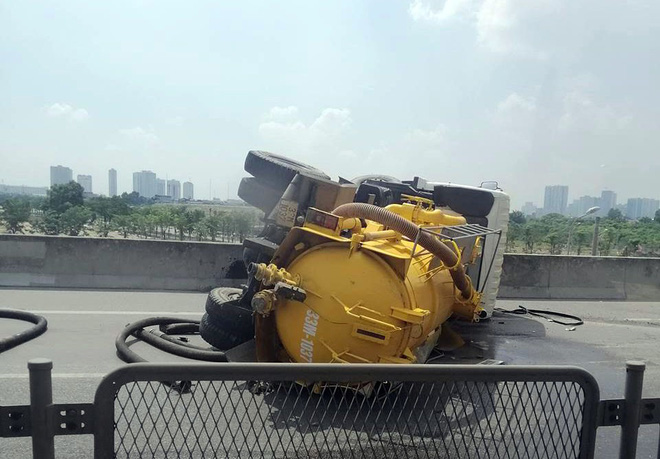 Hà Nội: Xe bồn nổ lốp lật ngang, đường vành đai 3 ùn tắc nghiêm trọng - Ảnh 2. Hà Nội: Xe bồn nổ lốp lật ngang, đường vành đai 3 ùn tắc nghiêm trọng 2