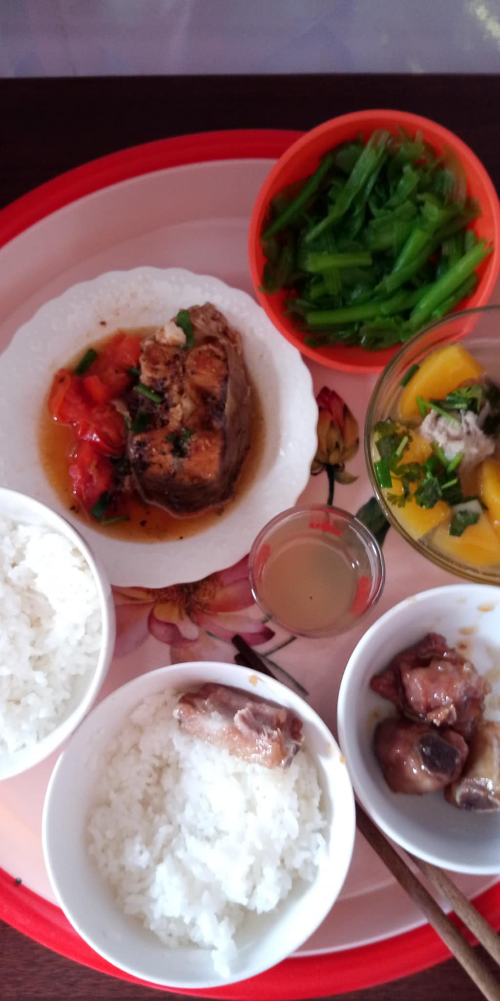 Chị chồng của năm: Nấu cơm cữ cho em dâu xong là xắn tay giặt giũ làm hết việc nhà khiến nghìn chị em ghen đỏ mắt - Ảnh 4. Chị chồng của năm: Nấu cơm cữ cho em dâu xong là xắn tay giặt giũ làm hết việc nhà khiến nghìn chị em 'ghen đỏ mắt' 4