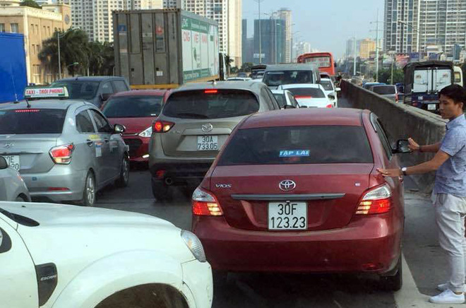 Hà Nội: Xe bồn nổ lốp lật ngang, đường vành đai 3 ùn tắc nghiêm trọng - Ảnh 5. Hà Nội: Xe bồn nổ lốp lật ngang, đường vành đai 3 ùn tắc nghiêm trọng 5