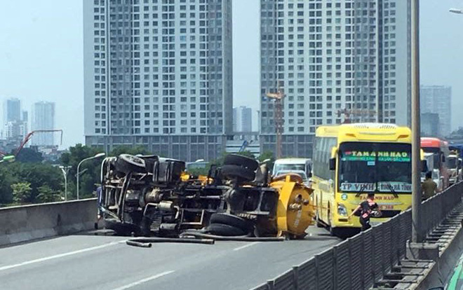 Hà Nội: Xe bồn nổ lốp lật ngang, đường vành đai 3 ùn tắc nghiêm trọng - Ảnh 4. Hà Nội: Xe bồn nổ lốp lật ngang, đường vành đai 3 ùn tắc nghiêm trọng 4