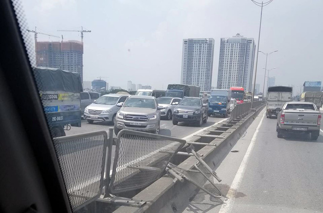 Hà Nội: Xe bồn nổ lốp lật ngang, đường vành đai 3 ùn tắc nghiêm trọng - Ảnh 1. Hà Nội: Xe bồn nổ lốp lật ngang, đường vành đai 3 ùn tắc nghiêm trọng 1