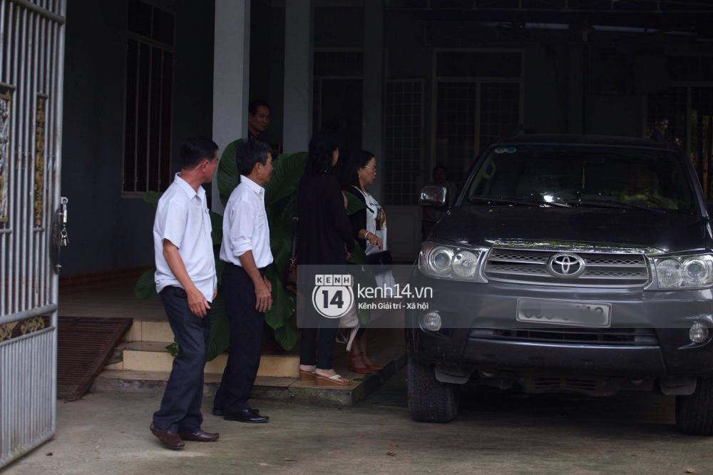 Đám cưới Trường Giang: Gia đình chú rể bê tráp tới nhà Nhã Phương - Ảnh 3. Gia đình Trường Giang đã chuẩn bị tráp lễ tới nhà Nhã Phương rước dâu, chú rể vẫn chưa xuất hiện 3
