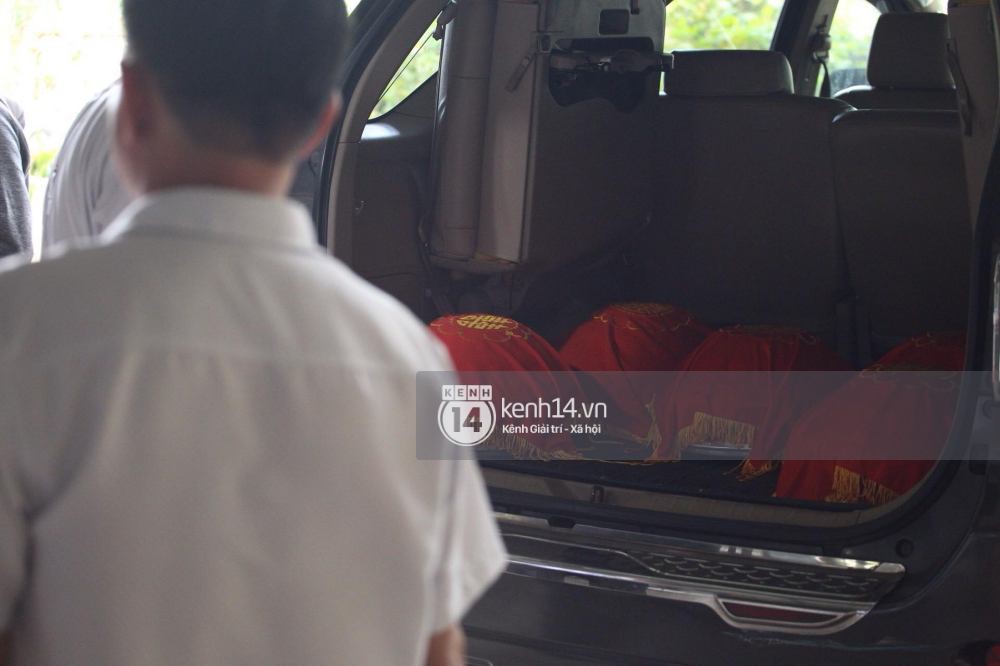 Đám cưới Trường Giang: Gia đình chú rể bê tráp tới nhà Nhã Phương - Ảnh 4. Gia đình Trường Giang đã chuẩn bị tráp lễ tới nhà Nhã Phương rước dâu, chú rể vẫn chưa xuất hiện 4
