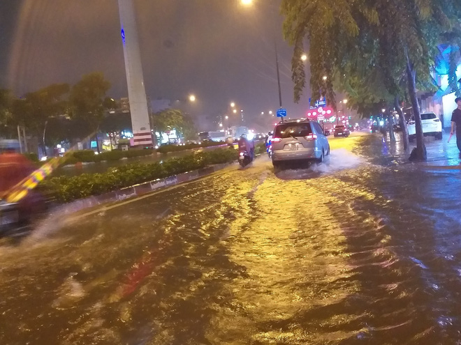 Đại lộ đẹp nhất Sài Gòn ngập sâu trong cơn mưa lớn - Ảnh 7. Đại lộ đẹp nhất Sài Gòn ngập sâu trong cơn mưa lớn 7