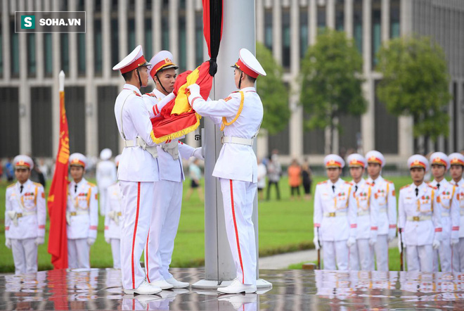 Treo cờ rủ Quốc tang Chủ tịch nước Trần Đại Quang - Ảnh 7. http://soha.vn/treo-co-ru-quoc-tang-chu-tich-nuoc-tran-dai-quang-20180926065655491.htm 7