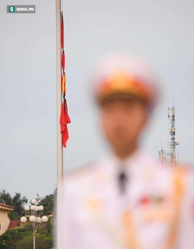 Treo cờ rủ Quốc tang Chủ tịch nước Trần Đại Quang - Ảnh 11. http://soha.vn/treo-co-ru-quoc-tang-chu-tich-nuoc-tran-dai-quang-20180926065655491.htm 11