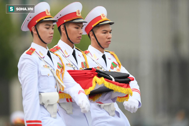 Treo cờ rủ Quốc tang Chủ tịch nước Trần Đại Quang - Ảnh 4. http://soha.vn/treo-co-ru-quoc-tang-chu-tich-nuoc-tran-dai-quang-20180926065655491.htm 4