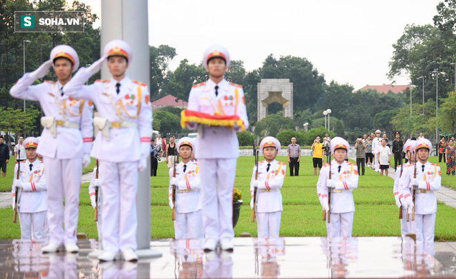 Treo cờ rủ Quốc tang Chủ tịch nước Trần Đại Quang - Ảnh 3. http://soha.vn/treo-co-ru-quoc-tang-chu-tich-nuoc-tran-dai-quang-20180926065655491.htm 3
