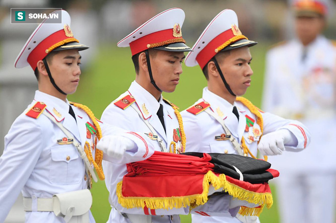 Treo cờ rủ Quốc tang Chủ tịch nước Trần Đại Quang - Ảnh 5. http://soha.vn/treo-co-ru-quoc-tang-chu-tich-nuoc-tran-dai-quang-20180926065655491.htm 5