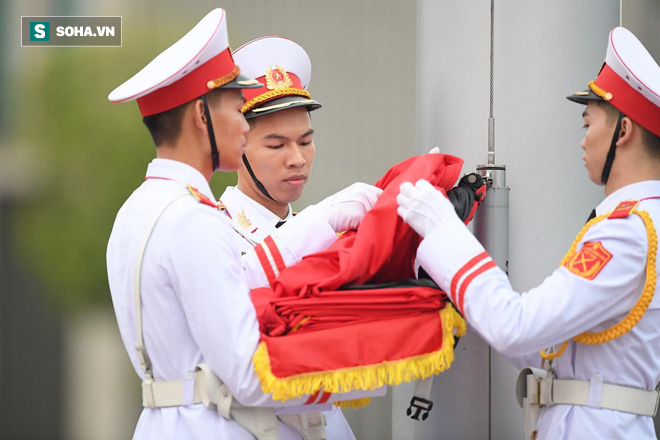 Treo cờ rủ Quốc tang Chủ tịch nước Trần Đại Quang - Ảnh 6. http://soha.vn/treo-co-ru-quoc-tang-chu-tich-nuoc-tran-dai-quang-20180926065655491.htm 6