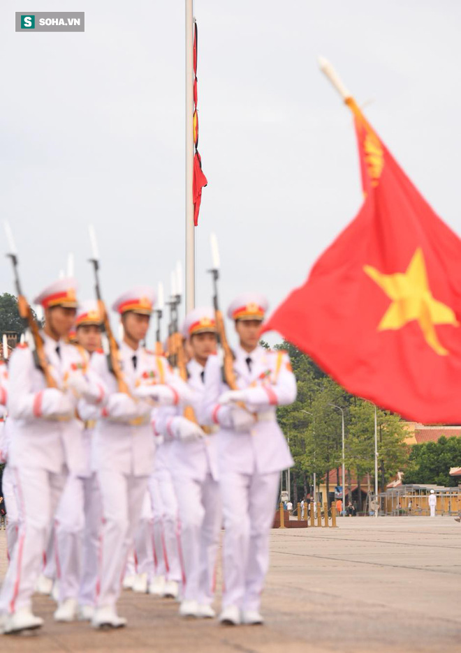 Treo cờ rủ Quốc tang Chủ tịch nước Trần Đại Quang - Ảnh 13. http://soha.vn/treo-co-ru-quoc-tang-chu-tich-nuoc-tran-dai-quang-20180926065655491.htm 13