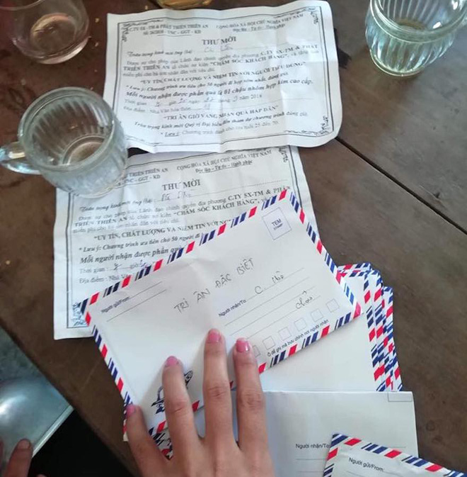 Dân đồng loạt ùa ra vây bắt nhóm người đi tri ân khách hàng rồi bán hàng giả giá cao - Ảnh 2. Dân đồng loạt ùa ra vây bắt nhóm người đi tri ân khách hàng rồi bán hàng giả giá cao 2