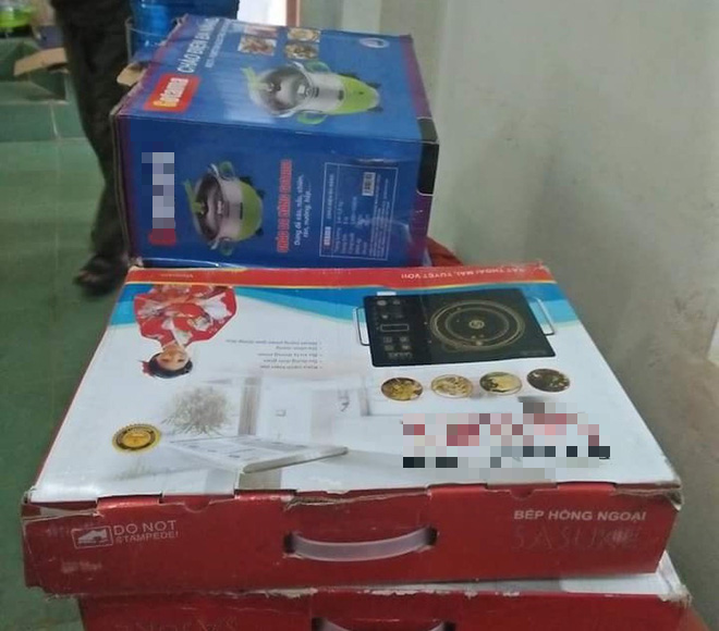 Dân đồng loạt ùa ra vây bắt nhóm người đi tri ân khách hàng rồi bán hàng giả giá cao - Ảnh 3. Dân đồng loạt ùa ra vây bắt nhóm người đi tri ân khách hàng rồi bán hàng giả giá cao 3