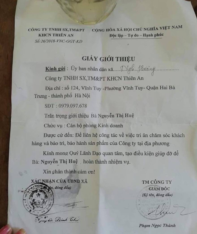 Dân đồng loạt ùa ra vây bắt nhóm người đi tri ân khách hàng rồi bán hàng giả giá cao - Ảnh 1. Dân đồng loạt ùa ra vây bắt nhóm người đi tri ân khách hàng rồi bán hàng giả giá cao 1