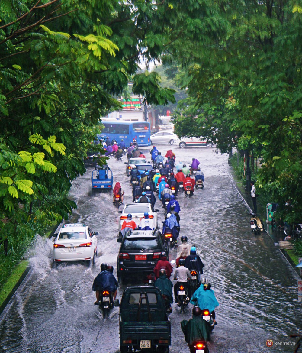 Sài Gòn tiếp tục mưa lớn gây ngập nặng, hành khách lội nước ra vào sân bay Tân Sơn Nhất - Ảnh 1. Sài Gòn tiếp tục mưa lớn gây ngập nặng, hành khách lội nước ra vào sân bay Tân Sơn Nhất 1
