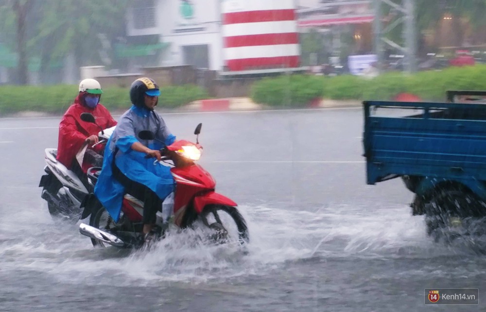 Sài Gòn tiếp tục mưa lớn gây ngập nặng, hành khách lội nước ra vào sân bay Tân Sơn Nhất - Ảnh 14. Sài Gòn tiếp tục mưa lớn gây ngập nặng, hành khách lội nước ra vào sân bay Tân Sơn Nhất 14