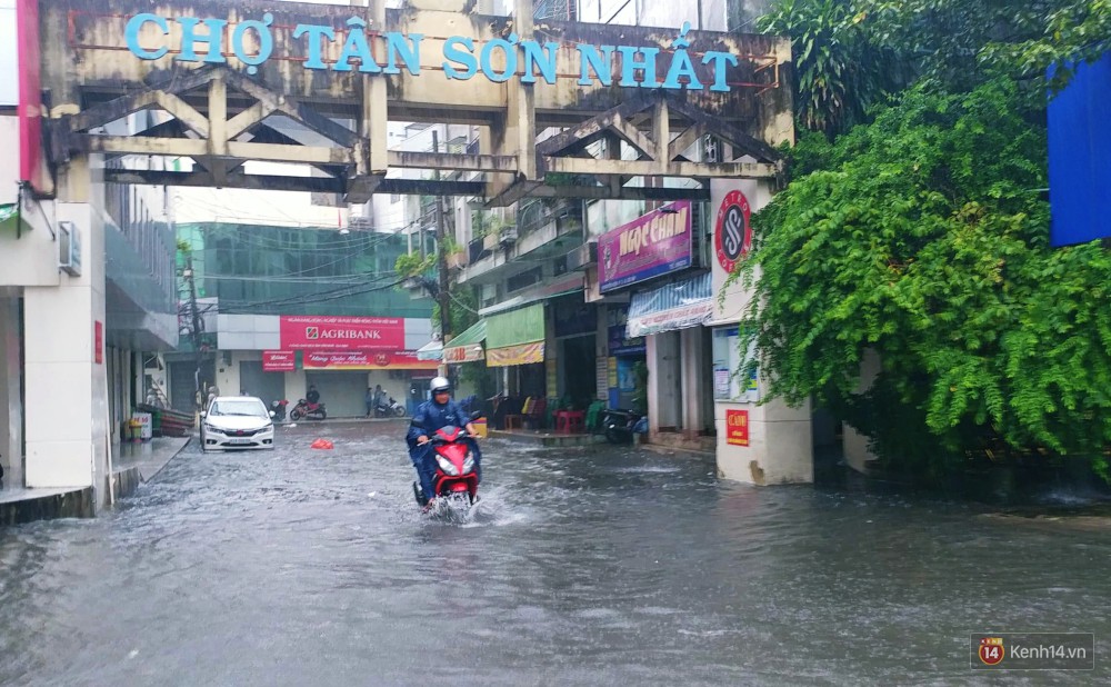 Sài Gòn tiếp tục mưa lớn gây ngập nặng, hành khách lội nước ra vào sân bay Tân Sơn Nhất - Ảnh 11. Sài Gòn tiếp tục mưa lớn gây ngập nặng, hành khách lội nước ra vào sân bay Tân Sơn Nhất 11