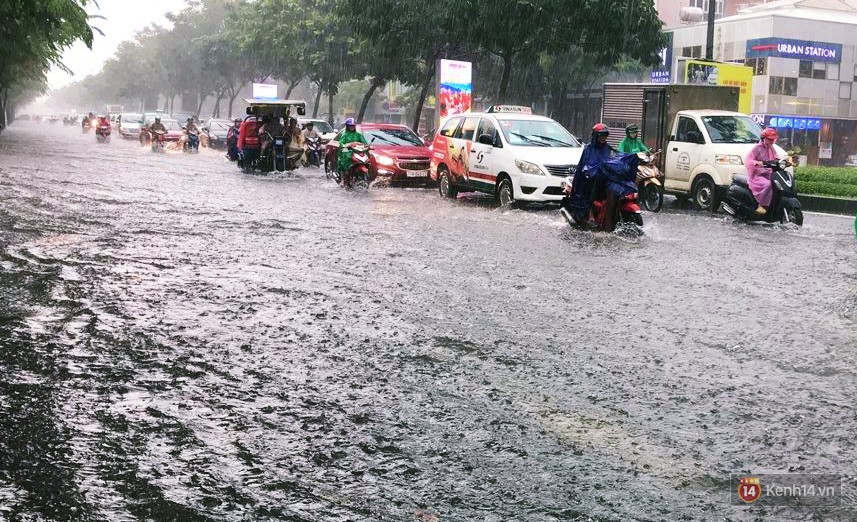 Sài Gòn tiếp tục mưa lớn gây ngập nặng, hành khách lội nước ra vào sân bay Tân Sơn Nhất - Ảnh 7. Sài Gòn tiếp tục mưa lớn gây ngập nặng, hành khách lội nước ra vào sân bay Tân Sơn Nhất 7
